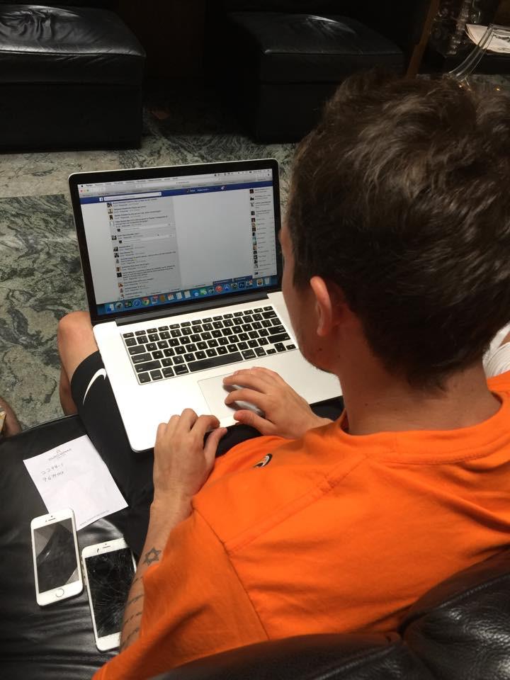 BernardDicas's tweet photo. Eu lindo,gato e divo respondendo perguntas dos fãs no face 😜✌️ http://t.co/wtRxp01MU9
