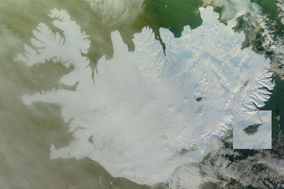 Iceland completely covered with ice - except Holuhraun bardarbungavolcano.com/Home/News/3108 #Bardarbunga #volcano