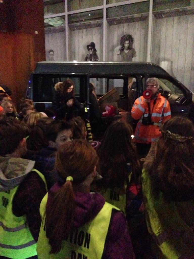 nicolerongen's tweet photo. Event: #reflectionday, kids in#eindhoven dragen reflectie materiaal. Winnaars @bsKlimboom @slingertouw #sre  #nvdbr http://t.co/Kof5pibZ5b