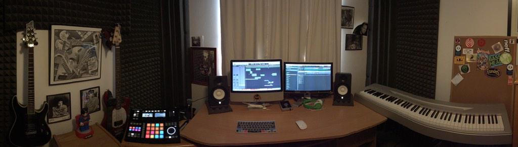 justbelula's tweet photo. Rearranged the studio a little bit. Time to put some work in 😁🎶. #Driven #saveallmusic #belula #yellowbrickroad http://t.co/OhgP3qHVYh