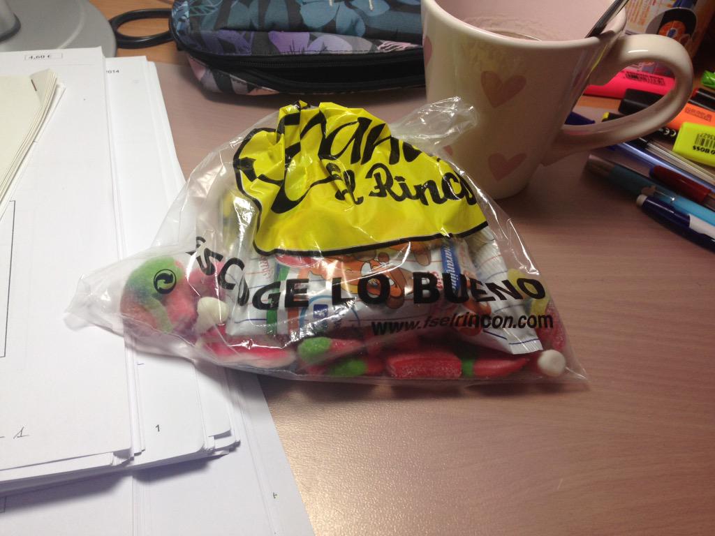 Evasp_'s tweet photo. Como quiero yo a @Lara95_ 😍😍Regalitos así que te dan la vida! #SePuede #FisioIII 💪 #NocheDeFlexo 😁 #Azul! 🙊 http://t.co/C2bXeXh9bw