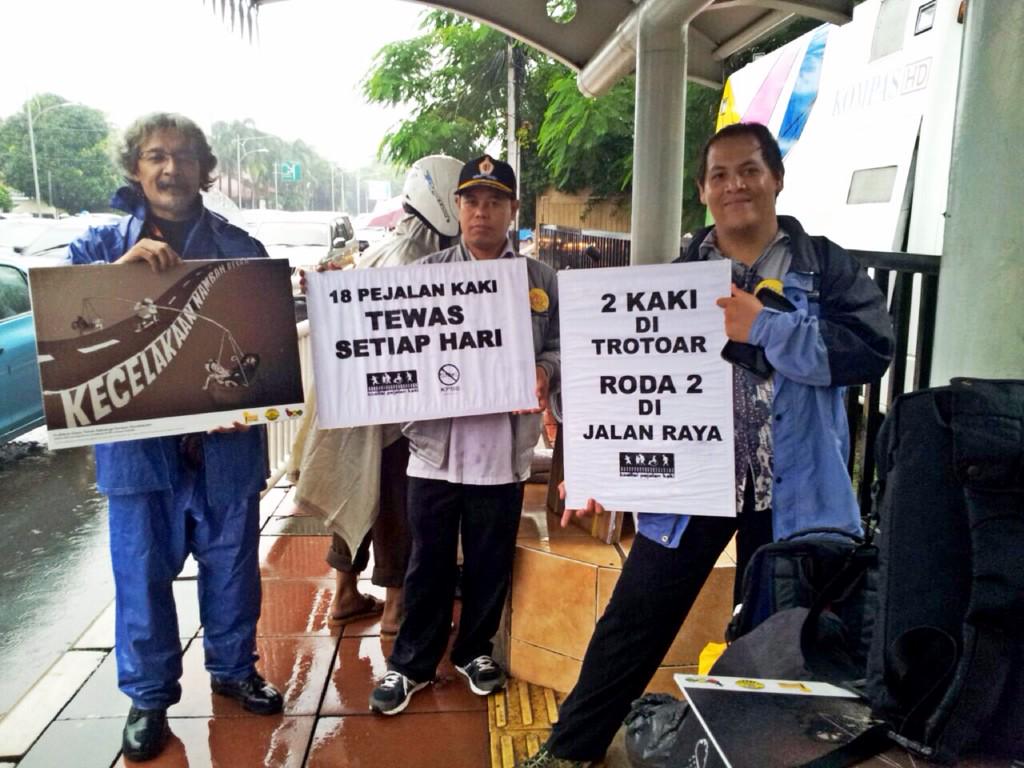 kopdarpengicau's tweet photo. RT@RSAIndonesia: Peserta aksi damai #HariPejalanKaki #3TahunTragediTuguTani pagi ini, halte Tugu Tani, Jakpus. http://t.co/U80g8jxuMf