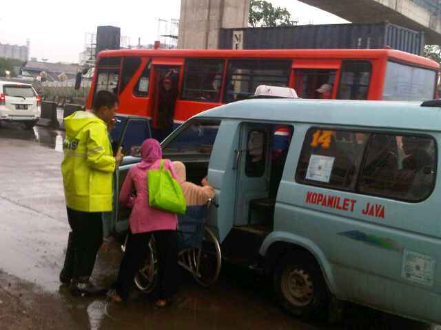 09:22 Polri membantu seorang nenek2 yg sedang sakit strok meniki angkot di wil Jakut