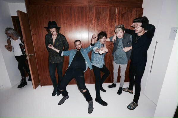 1DNew_x's tweet photo. Se ha revelado esta foto de los chicos en el estudio fotográfico para "FOUR" el pasado año, 2014.-Norkis
#1DFOUR http://t.co/CVqCjoiK3h