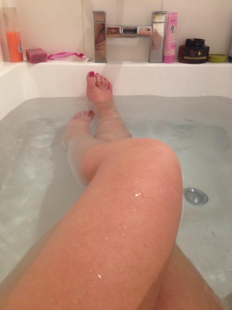 Tiffany99123407's tweet photo. Just what's needed after a hard day !!! #bath #bathcrashers #relaxingtimes #2classy #legs11 http://t.co/6IEnaSxIIj