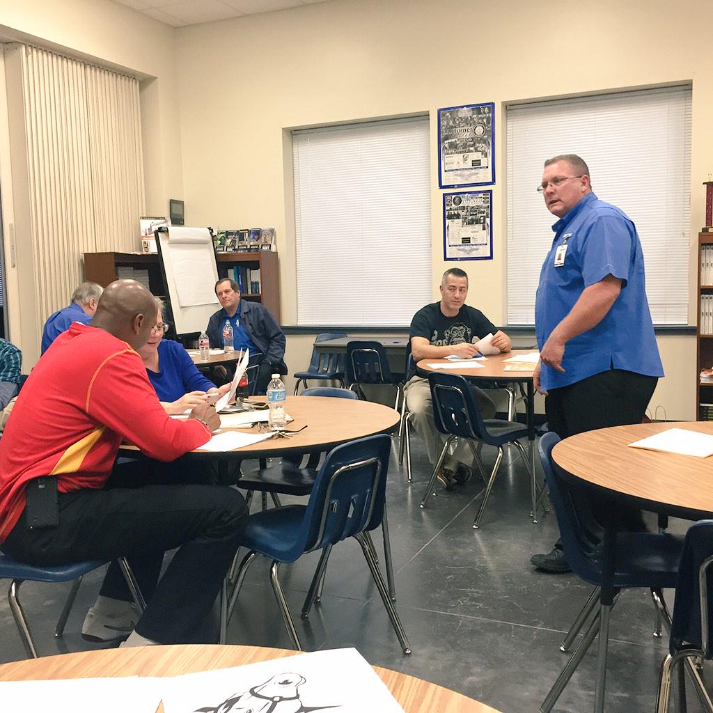 DISD_CollegeRdy's tweet photo. ILEAD is reading, writing and discussing how to continue to be great Mentors! @iLEAD_RLT http://t.co/rLUv9VPDBv