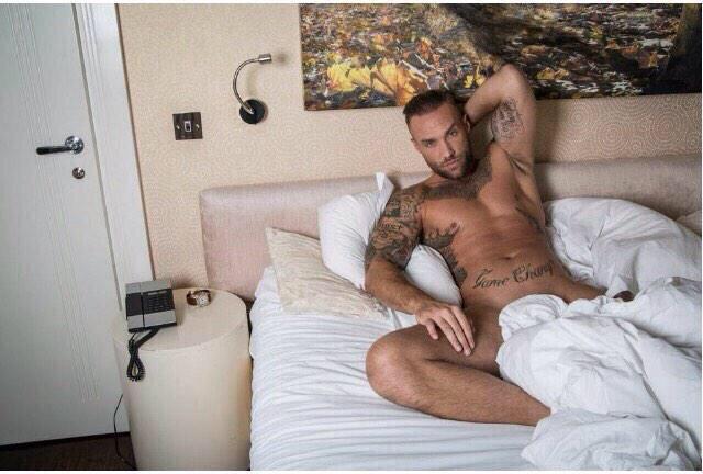 It's a popular picture of Calum! As promised here is a Hot &amp; Sexy pic! <a href="/J7Austin/">Jay Austin 7</a> #NakedCalum #Vote2SaveCalum 💯💉