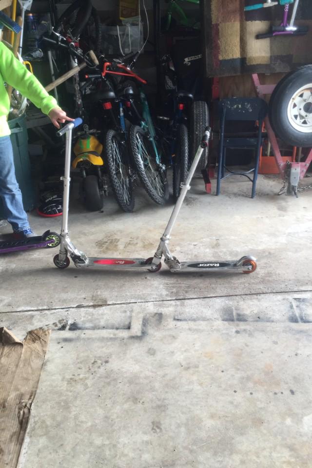 BirdyJane_'s tweet photo. my neighbors literally made a tandem scooter.... #engineers #scootertech http://t.co/AVkTEGQYH5