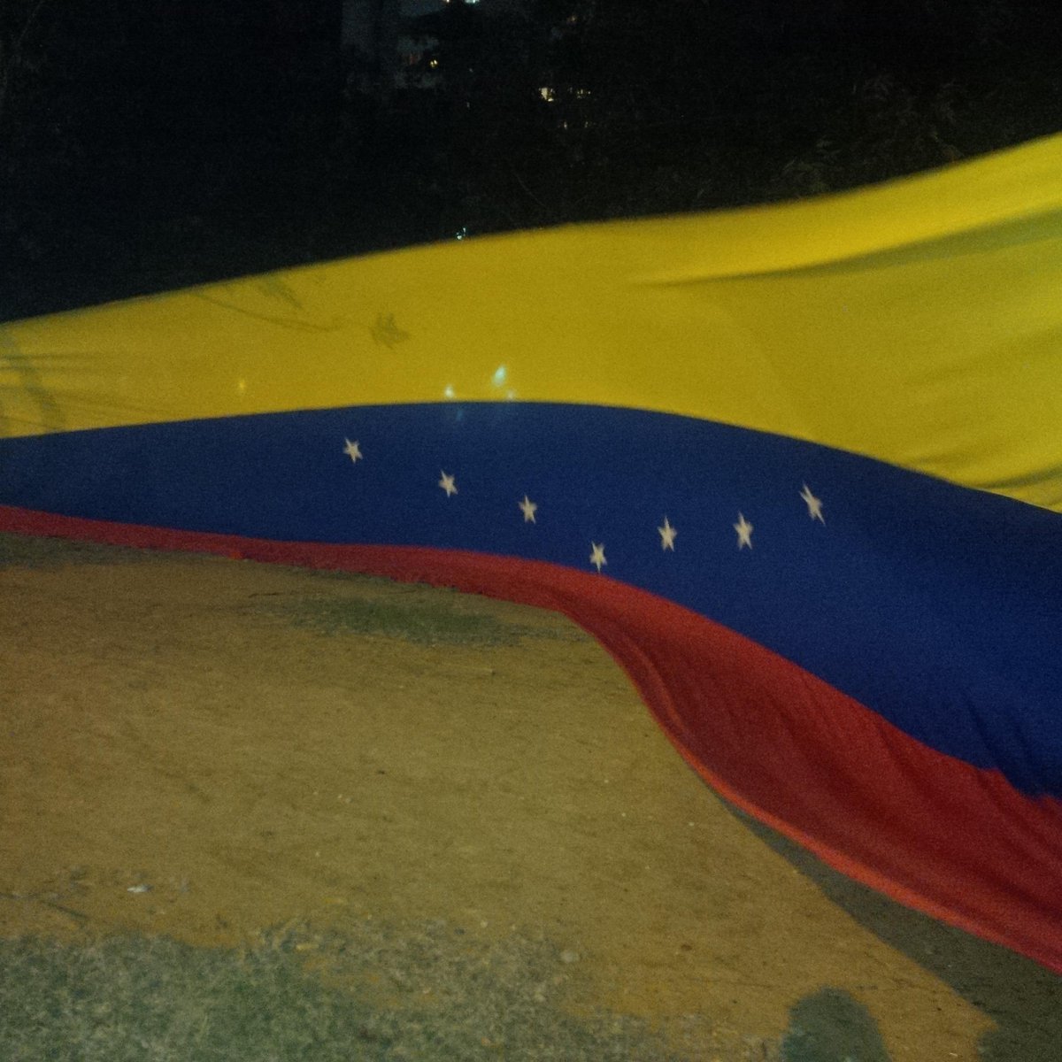 veneoli75_luis's tweet photo. “@anitam2483: “@Lawyer21: Manifestación pacífica continua en alta vista con cacerolazo incluido #Guayana http://t.co/n1Mdvd9kYK #21E”