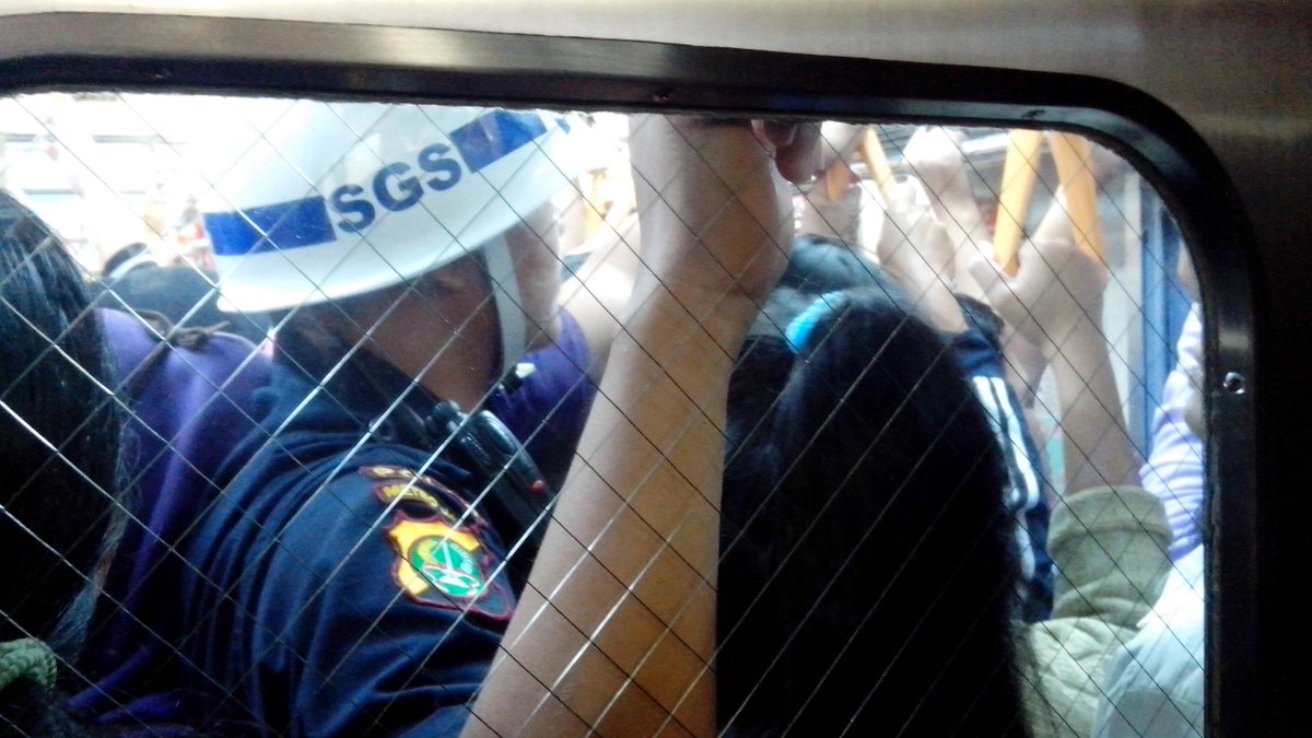 Denpesot's tweet photo. @CommuterLine  Sebenarnya SOP untuk security CL itu di pintu masuk CL atau gabung dg ibu2 di pintu sambungan ya.. http://t.co/yh512oMHSR