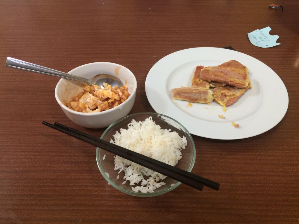 chunyeen's tweet photo. 清茶淡飯 Dinner at 11.30pm #鹹魚白菜也好好味 #noneededit http://t.co/yqoFfsTiIM