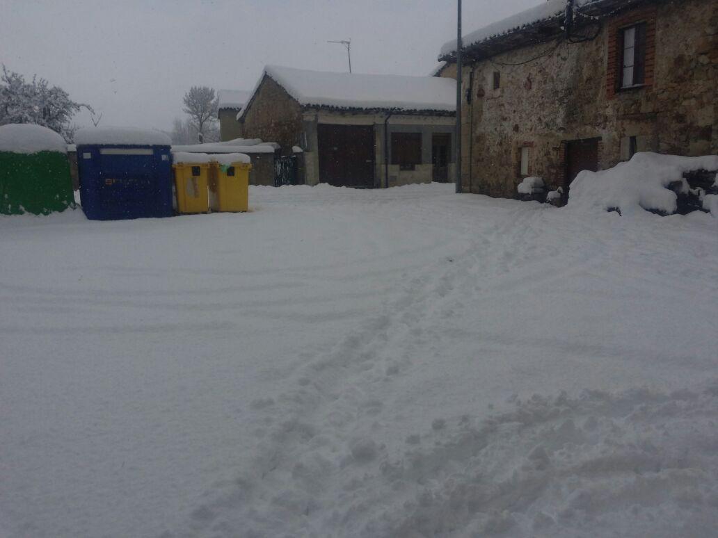 Eva_Alonso_'s tweet photo. Eso es una buena nevada!!! #Boñar #nevada #noLeonlatelinadenievequehay #nevadascomolasdeantes #bolasdenieve #aprender http://t.co/VtnGjgdxKs