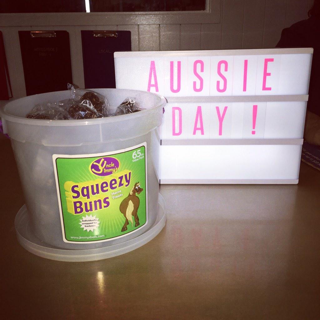 Feed2Go's tweet image. Free Squeezy Buns treats with any purchase! #AustraliaDay #feed2gofreebies