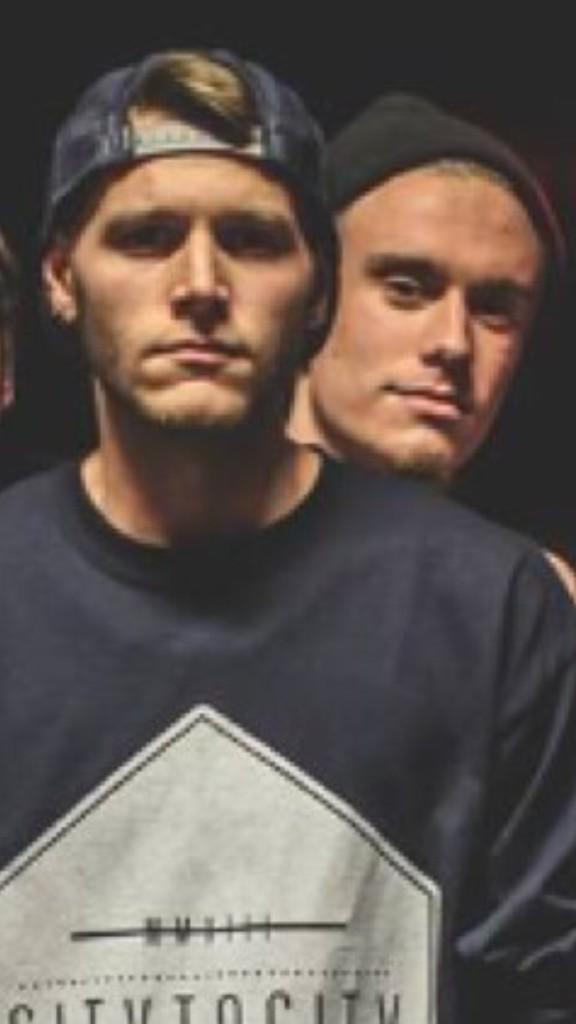 levelheadband's tweet photo. the Siamese twins http://t.co/ueiCcBsUnP