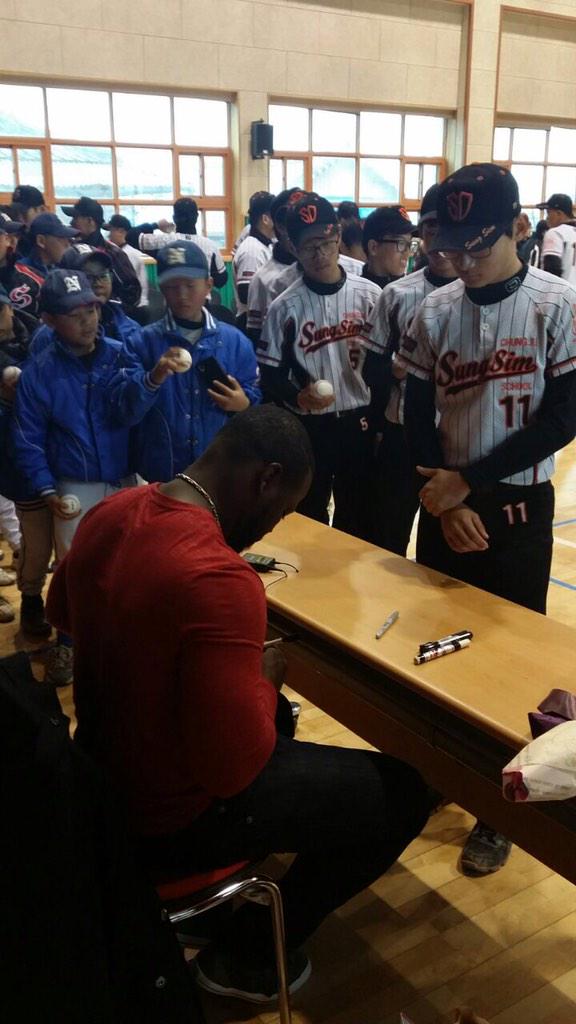 F_Rodney56's tweet photo. This trip has been amazing. I love being able to connect with my fans. #FlechaCorea #Korea #Mariners #MLB http://t.co/kr3RwWAXrb