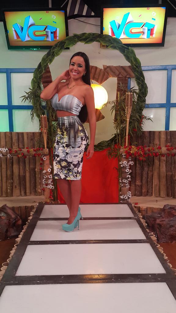 adrisanchezOK's tweet photo. Crop top y falda lapiz para este día  en vct pidelo a @BoutiqVICTORIA envios a todo el país  directo a tu  casa http://t.co/XVRSiZRGE2