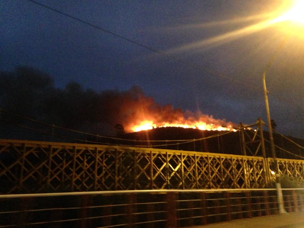 franluz26's tweet photo. Cerro columbueno # Padre las casas incendio desmedido! http://t.co/Fzigw4UPAK