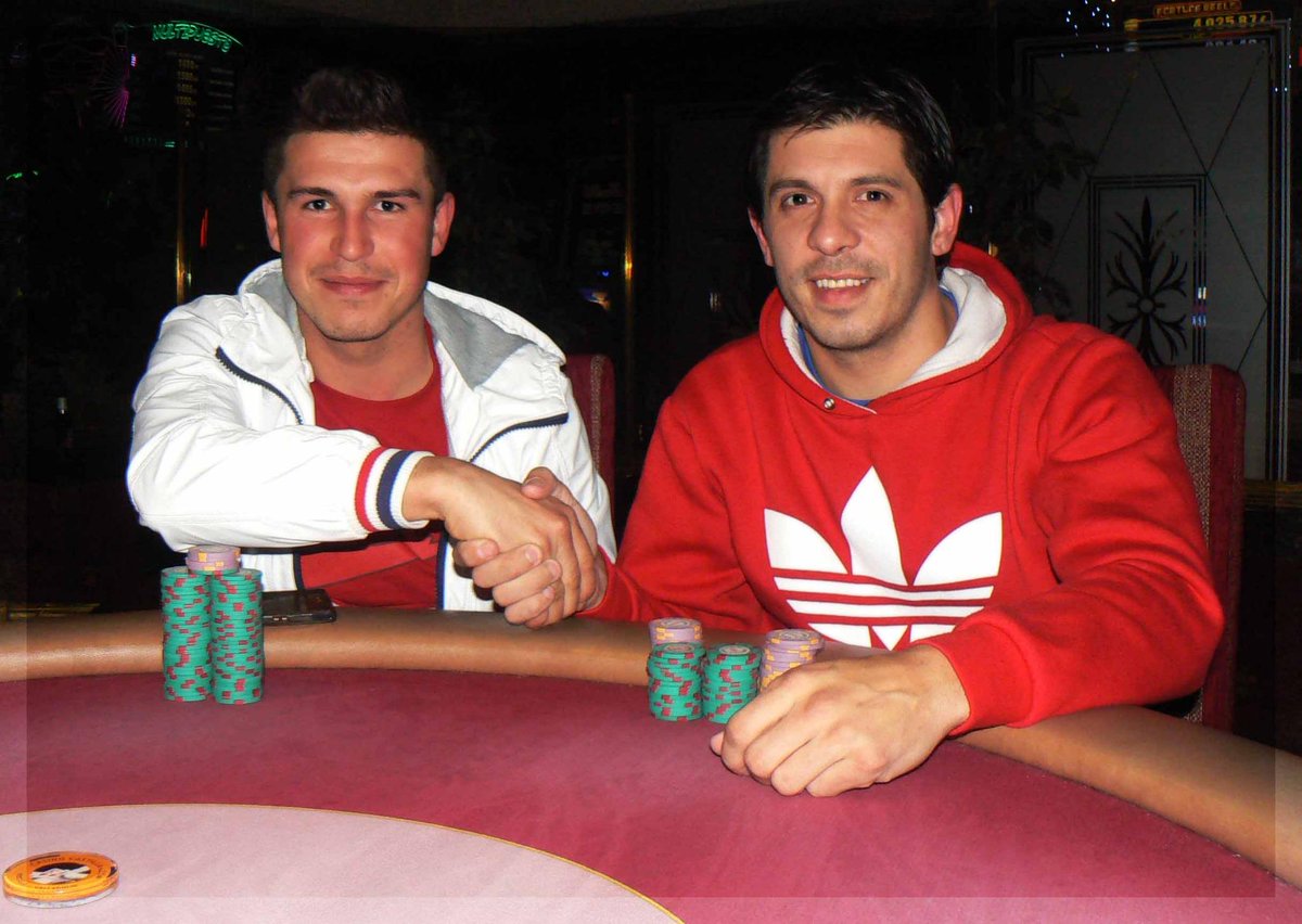 casinoroxyv's tweet photo. ¡Para racha la de Marcos! Agoniza en mesa final, logra remontar y triunfa con Víctor en pacto final. Deme los puntos. http://t.co/gTIRNxBqFg