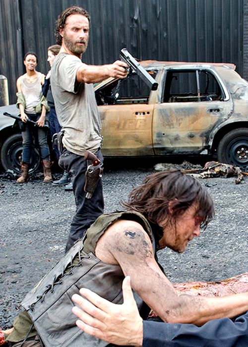 SilvanaMon's tweet photo. Behind the scenes #Crossed #NormanDaryl #AndrewRick @teamCarylTWD @DarylsRightNut @kristi1398 @TWDSAfrica @TWDchile http://t.co/dpiUB7Xach