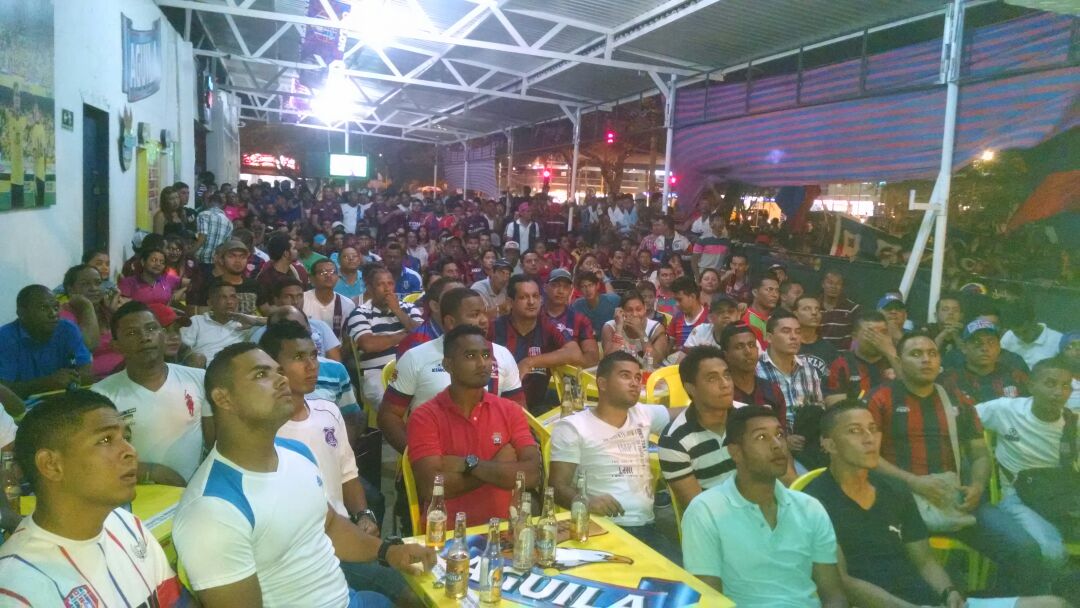 elheraldoco's tweet photo. #Galería Hinchas samarios apoyan al @ClubUnionMagsa hasta el último minuto http://t.co/7s8d2yqzdX http://t.co/t7hi4SW3An