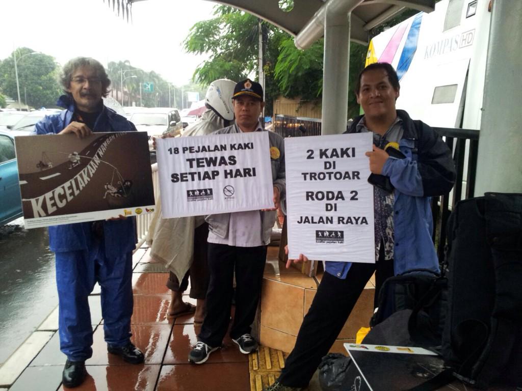 RSAIndonesia's tweet photo. Aksi mengingat #3TahunTragediTuguTani #HariPejalanKaki pagi ini di halte Tugu Tani, Jakpus http://t.co/ABdoxsbOZL