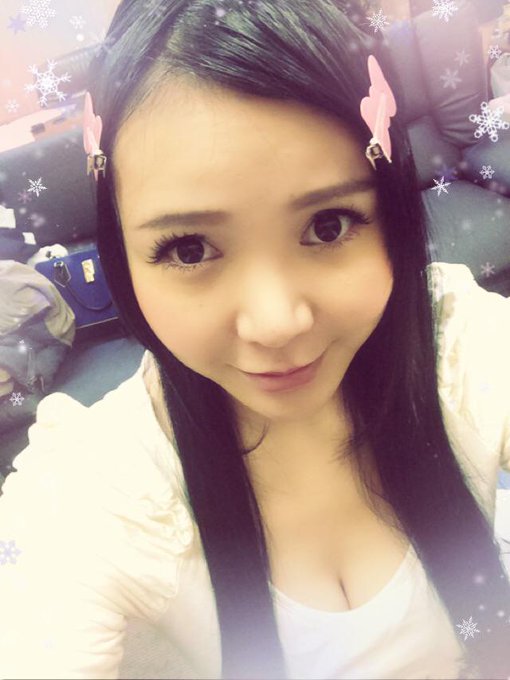 こんにちわたみうー♡ 今日は胸チラ撮影ちゅ♡ http://t.co/rgHNbduZ88