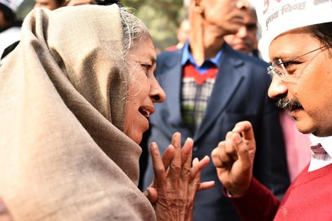 Shalupcrf's tweet photo. Is there any other leader who interacts with its fellow countrymen like this? 

जनता का CM @ArvindKejriwal http://t.co/RrCp8o0CXD