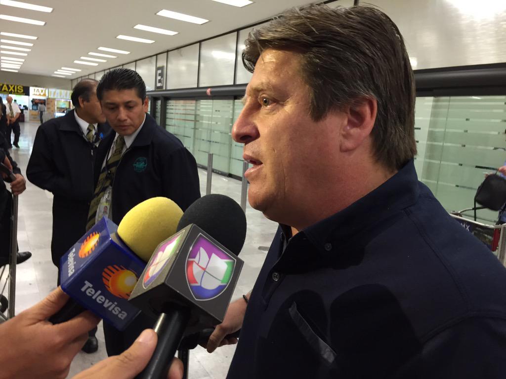 RodolfoLanderos's tweet photo. Ya en México @MiguelHerreraDT luego de asistir a un evento en Japón y al Premundial Sub-20 en Jamaica. http://t.co/fDmdnVa5tg