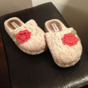 mariaa_reed's tweet photo. Tbh I used to have these and they used to be my favorite shoes #noragrets #bringbackclogs http://t.co/Yhyz4QMBs6