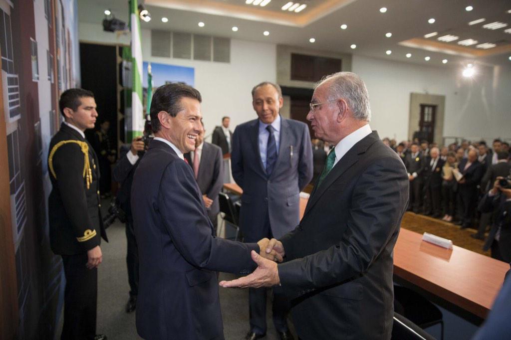 Chaposoto's tweet photo. -Mucha suerte, mi candidato!
-Usté no se mortifique, presidente, yo saco la chamba. 
Kiobooooo!!! http://t.co/9zNMgCXpA1