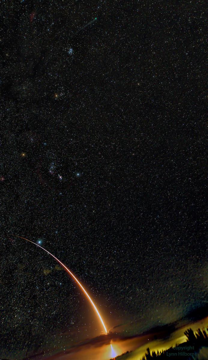ObservingSpace's tweet photo. Launch to Lovejoy http://t.co/byappYoPn4 #apod #AtlasV #muos3 #muos #cometlovejoy #lovejoy @ulalaunch http://t.co/zfjrVGSefL