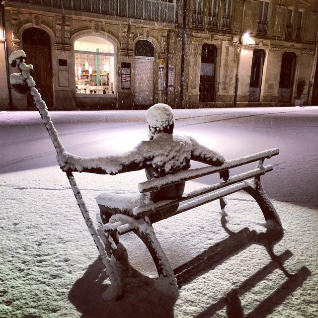Peregrino en blanco ~ Pilgrim in white #igersBurgos #Burgos #nieve #snow » ift.tt/1EuqSuU