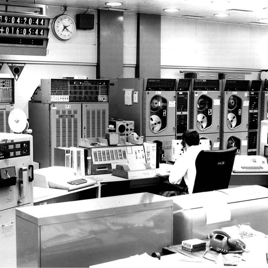 Техника 1 поколения. 1 Поколение ЭВМ UNIVAC. Поколение ЭВМ 1 поколение. UNIVAC ЭВМ 2 поколения. UNIVAC ЭВМ 1951.