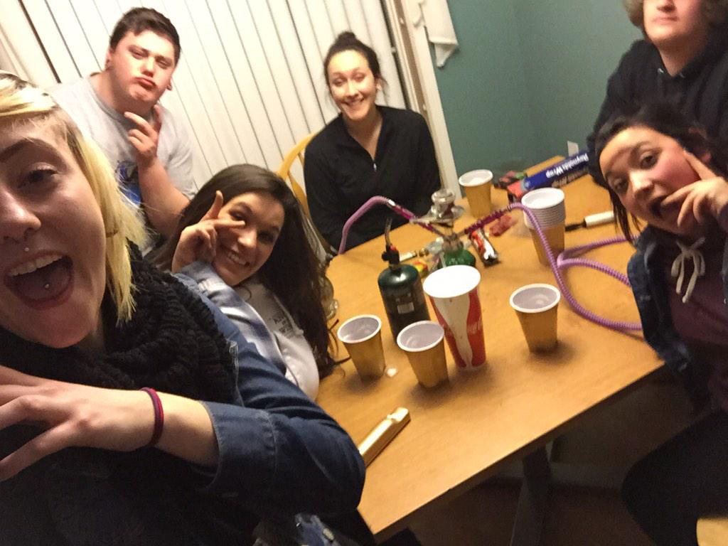 Miiichelleeeee's tweet photo. Hi friends #reallysober http://t.co/QfJTunIe9U