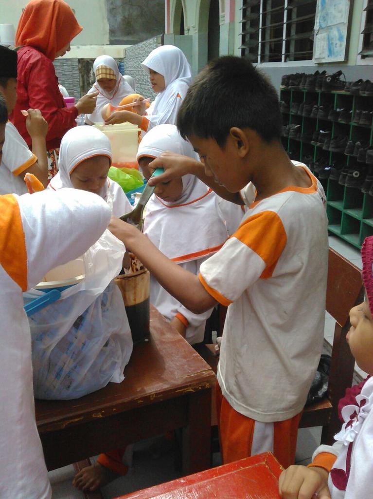 JuaraSD_Pku's tweet photo. Market Day, agenda bulanan mempersiapkan generasi pengusaha @rumahzakat @RZ_Pekanbaru @aagym @infoRIAU @smpjuarapku http://t.co/LAR62BqwYU