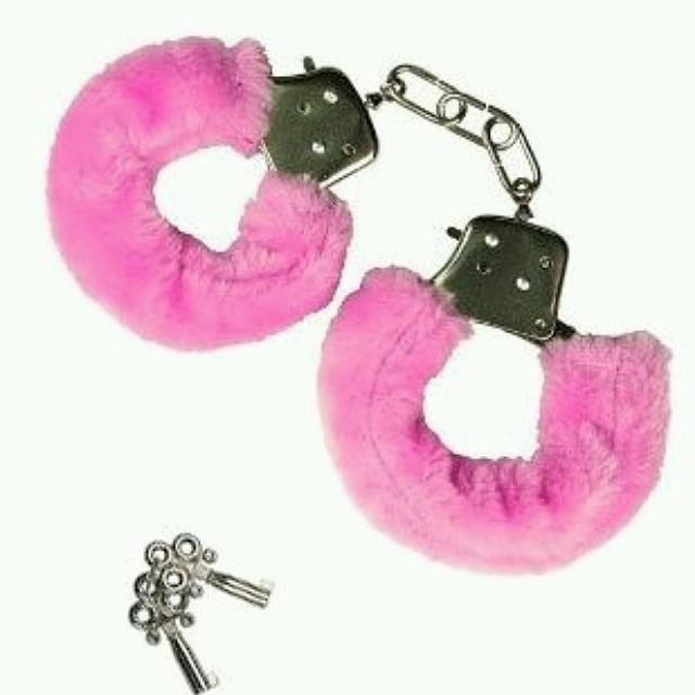 FunzoneTweets's tweet image. Looking for handcuffs for your romantic weekend? Look no further! #adult #bedroom #fun #handcuffs #sex #kinky #fetish