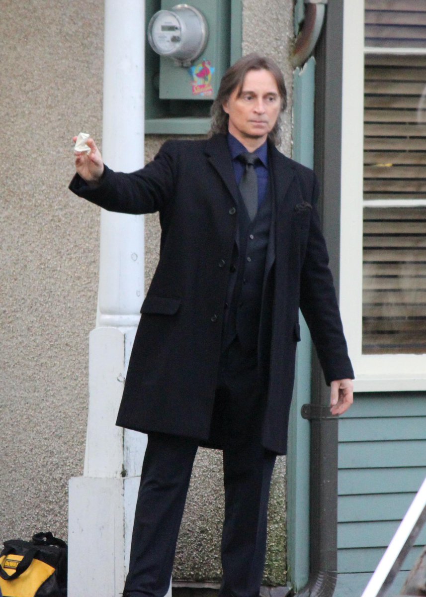 OUAT_Source_FR's tweet photo. #PHOTO #SET 4x16 @robertcarlyle_, @VictoriaSmurfit, @BauervanStraten &amp; @LanaParrilla 

(via @BauervanStraten) http://t.co/DPHDOSc3qK