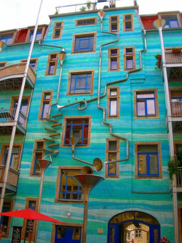 just_d_facts's tweet photo. This house plays music when it rains. Dresden, Germany http://t.co/s7HgwkC9Id