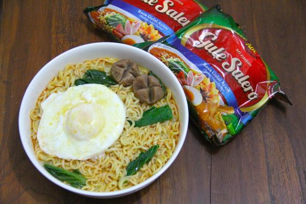 akun_KEPO's tweet photo. #TipsJomblo jangan terlalu banyak berkhayal, lebih baik cari pacar. n supaya kuat ngeJomblo-nya makan @miGuleSalero http://t.co/cssXJHi9z7