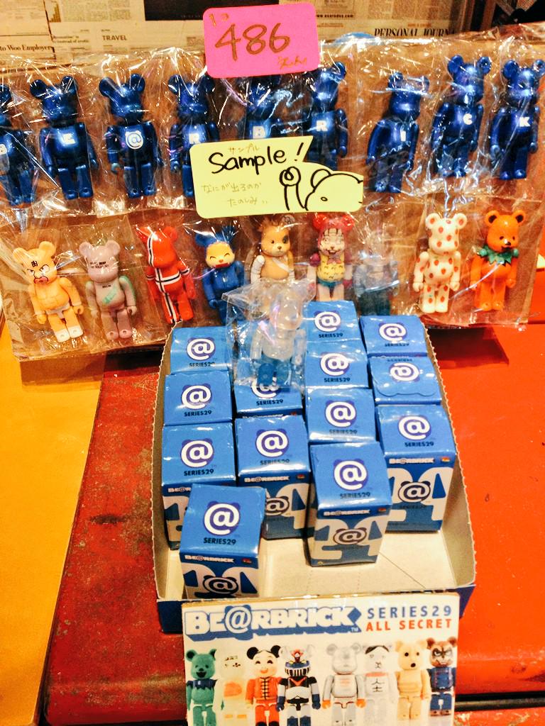 billkenmike's tweet photo. アンティークマイクN佐々木です！！
Bearbrick（ベアブリック）シリーズ29が絶賛発売中でござるぞぉ！！本日サンプルが届いて、ますます欲しくなりました！早くしないと、なくなるんだぁからぁ〜♬
#bearblick #ベアブリック http://t.co/1Scae0grvq