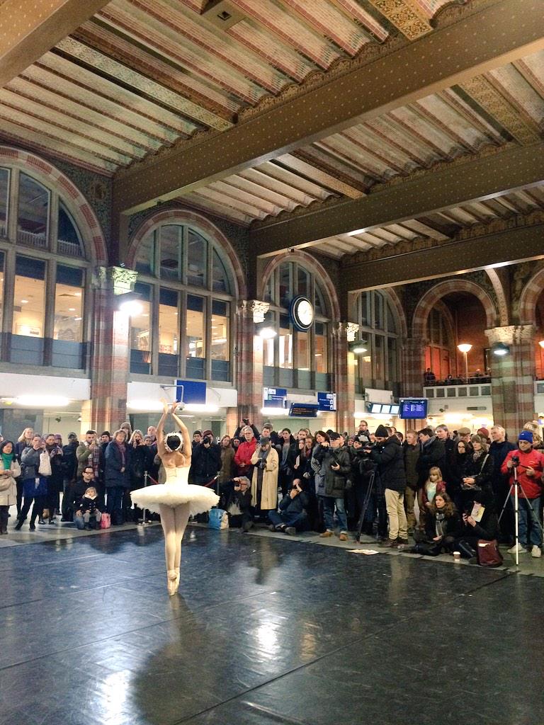 #balletallert op Amsterdam Centraal! <a href="/NS_online/">NS online</a> #JuniorCompany #PublicPianoNS