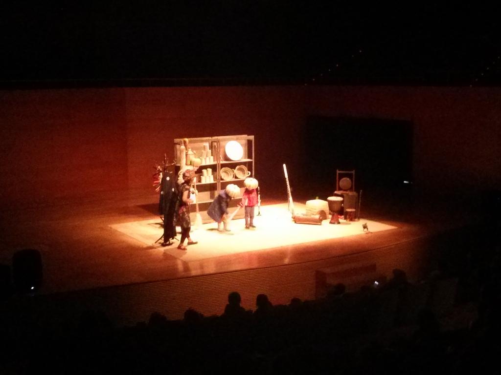 ceiprodamilans's tweet photo. Avui els nins i nines d'infantil han anat al teatre a Palma. #contesdelmón al conservatori http://t.co/ktkO9Wr5OH
