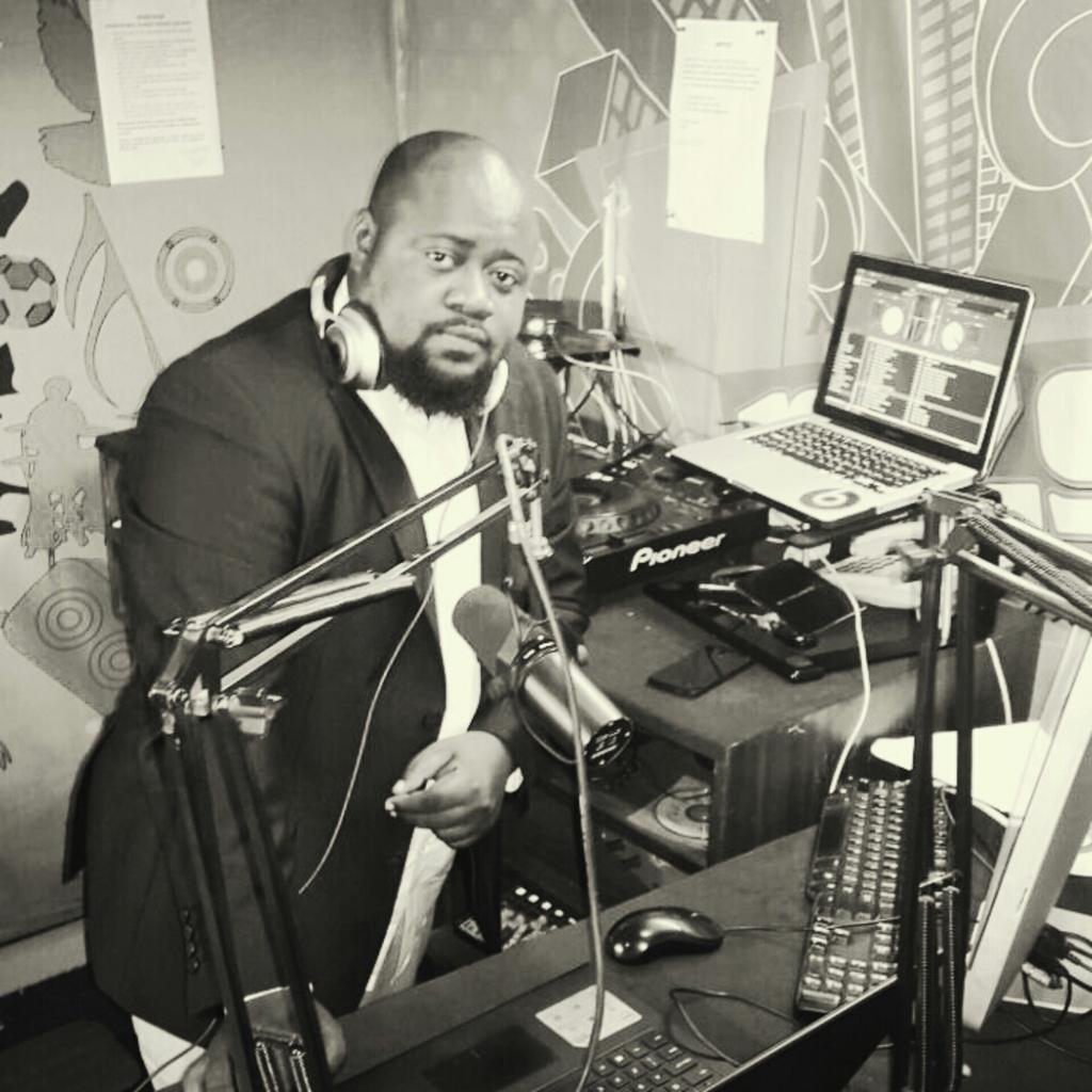 y1025fm's tweet photo. 🎶 A Better Variety Of Yesterdayz Hitz 💫   @sammyforson #NP ▶ #SoundOfPolice @IAmKRSOne  #mydmorningradioshow 🎧 http://t.co/hfcLbmoMZz