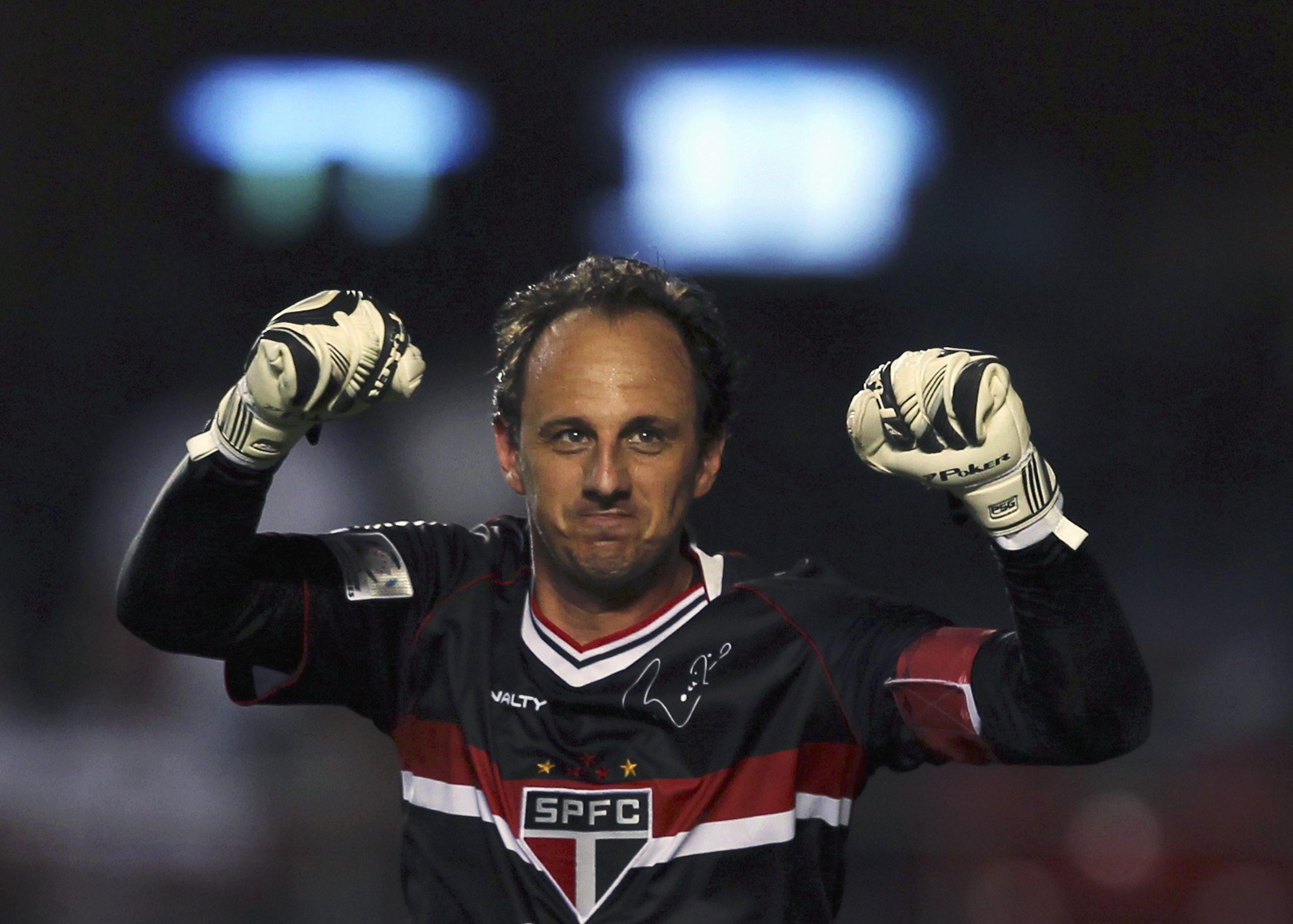 Happy birthday ke 42 Rogerio Ceni.Kalo Neuer Sweeper Goalkeeper,Ceni adalah Striker Goalkeeper.Jago bola2 mati! 