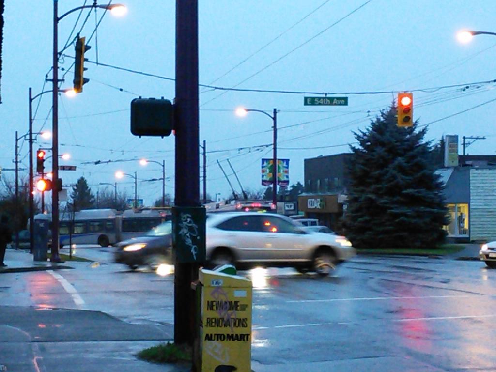 iamvance's tweet image. @TransLink 20 bus stuck at Vic 54th loop in the street blocking traffic @news1130traffic #translinkproblems