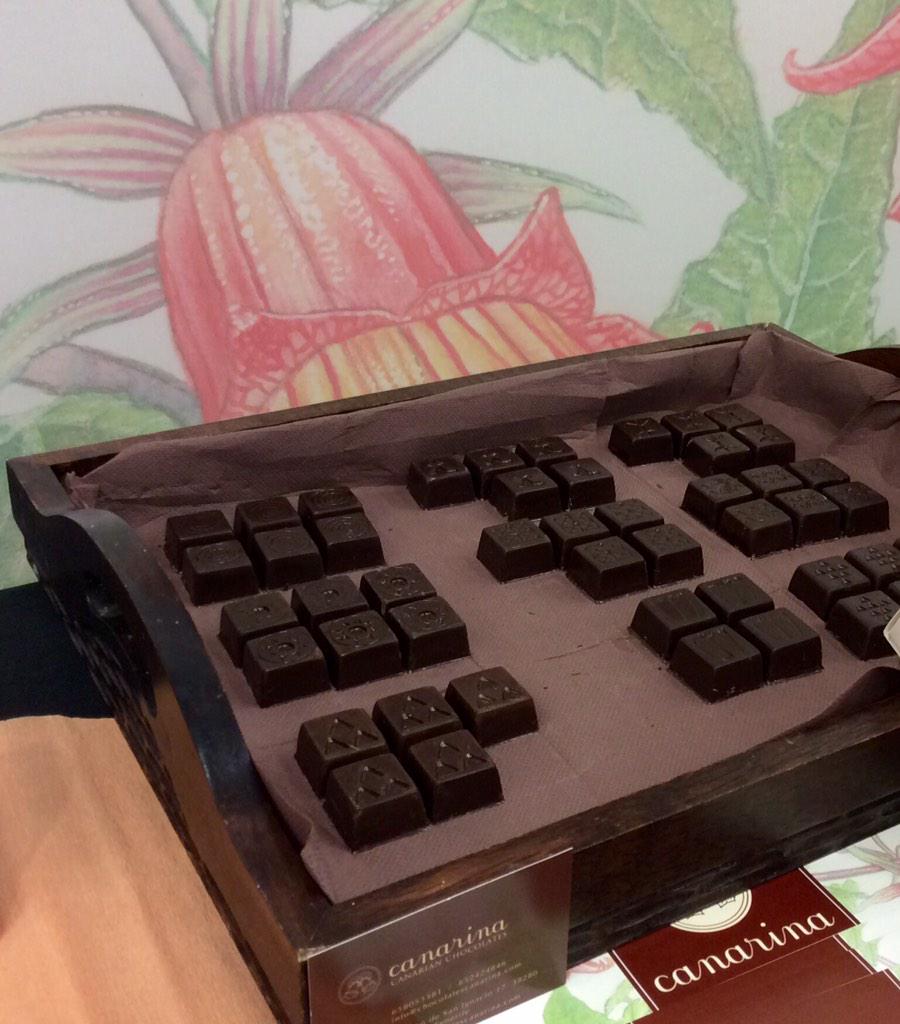 EstherSFumero's tweet image. Ricos! #Canarina innovando con chocolate y productos canarios #fi2todoconecta Bombón mojo picón, papa... :o !