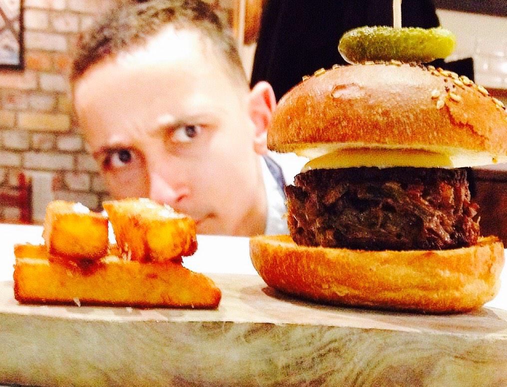 Our homage to <a href="/danigarcia_ca/">Dani García</a> 's bulltail burger! Galician ox in red wine, au jus Mayo, tocino chips <a href="/SevillaTapas/">Shawn Hennessey ☀️🍷</a> 😘