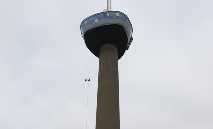 Het verjaardagscadeau van <a href="/Mattievalk/">Mattie // Qmusic</a>: Hij mocht (met hoogtevrees) abseilen van de Euromast: Qrad.io/1CiRDmB