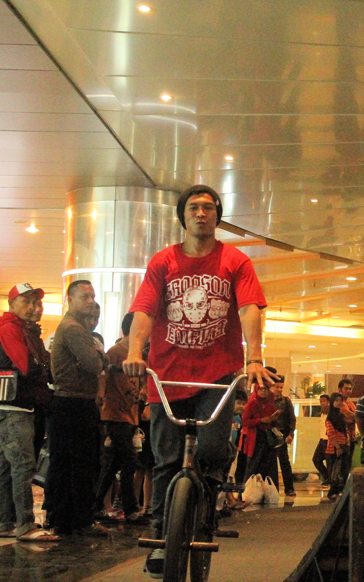 at Hartono Mall, rider @Bronson_Empire <a href="/bayuewijaya/">bayu e wijaya</a> <a href="/SB_LMTD/">SAKBAHAGIAMU™</a> <a href="/anggoroentoeng/">pemuda setil ♈️</a>