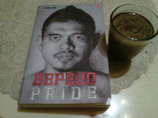 thenekatchef's tweet photo. Nah.. RT @AhmadKahfi48: Hidangan malam ini kopi sama buku om @bepe20 @Buku_Bepe20 #BEPE20PRIDE http://t.co/tSK44VjbfS